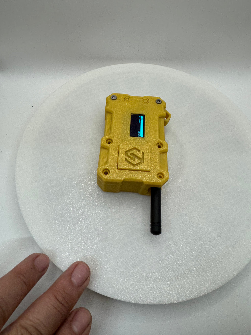 Open source lora radio using meshastic 902 frequency with 3000mah battery last 48 hours 72 on standby with case and antenna, esp32 v3