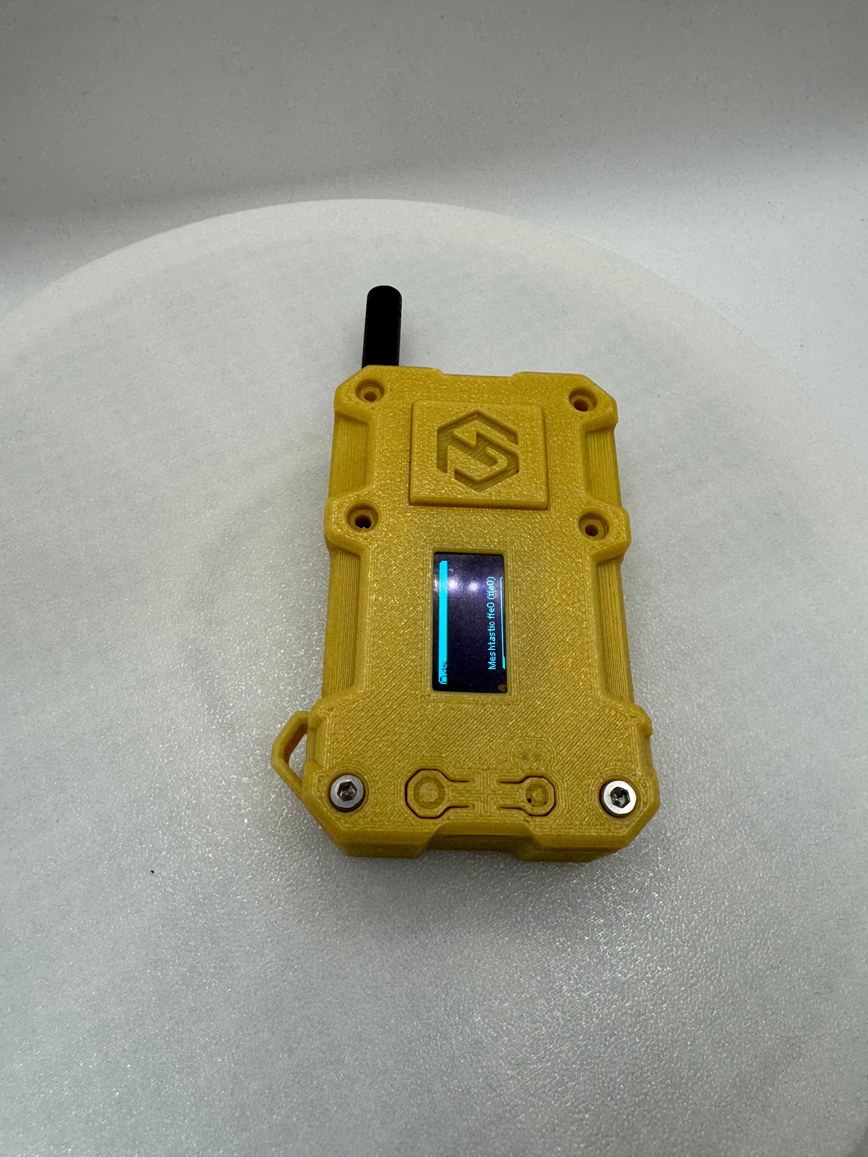 Open source lora radio using meshastic 902 frequency with 3000mah battery last 48 hours 72 on standby with case and antenna, esp32 v3